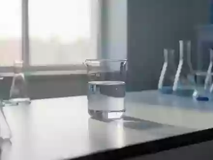 Ein minimalistisches, helles Labor mit wissenschaftlichen Glasgeräten auf einem sauberen Arbeitstisch bei Tageslicht. - Foto: über boerse-global.de
