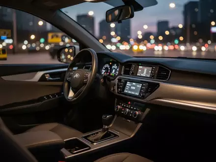 Innenraum eines Taxis bei Dämmerung mit Blick auf das Armaturenbrett und die nächtliche Stadtkulisse durch die Scheibe. - Foto: über boerse-global.de