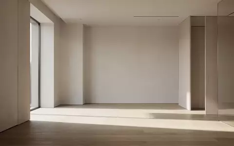 Ein lichtdurchfluteter, leerer Arbeitsraum mit minimalistischer Architektur und sanftem Lichteinfall auf einem Holzboden. - Foto: über boerse-global.de