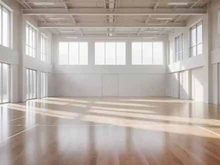 Ein heller, leerer Gymnastikraum mit Holzboden und natürlichem Tageslicht. - Foto: über boerse-global.de