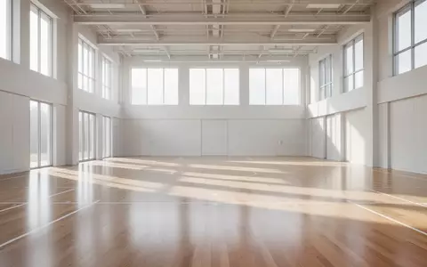 Ein heller, leerer Gymnastikraum mit Holzboden und natürlichem Tageslicht. - Foto: über boerse-global.de