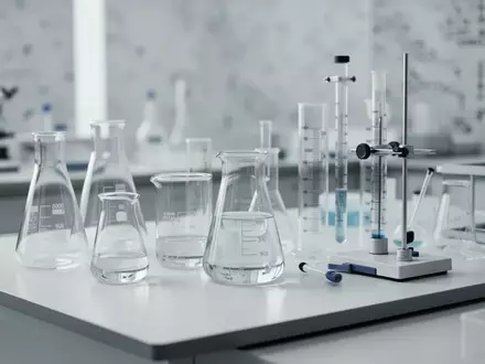 Ein minimalistischer, steriler Labortisch mit wissenschaftlichen Glasgefäßen in einer klinischen Forschungsumgebung. - Foto: über boerse-global.de