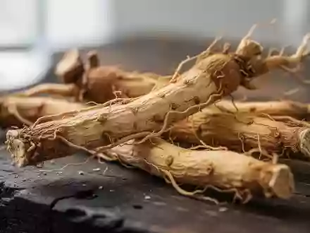 Nahaufnahme von getrockneten Panax notoginseng-Wurzeln auf einer dunklen Holzoberfläche in einem Laborumfeld. - Foto: über boerse-global.de