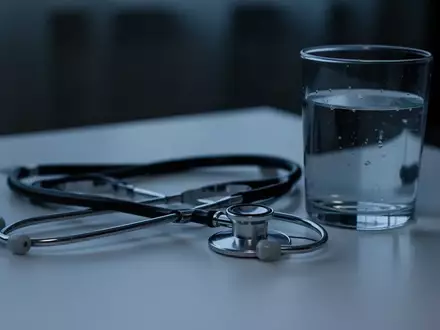 Symbolbild: Stethoskop neben einem Glas Wasser - Foto: über boerse-global.de