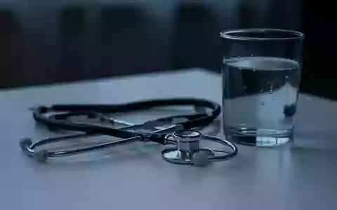 Symbolbild: Stethoskop neben einem Glas Wasser - Foto: über boerse-global.de