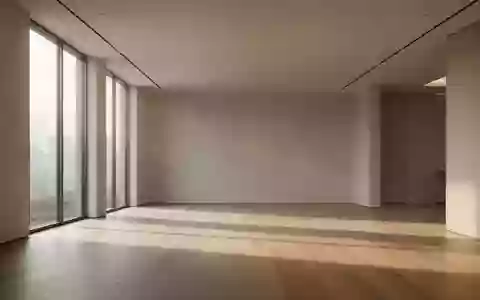 Ein minimalistischer, heller Innenraum mit großen Fenstern und natürlichem Lichteinfall, der eine ruhige und offene Atmosphäre ausstrahlt. - Foto: über boerse-global.de