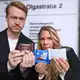 Ritter Sport hat die Wacker GmbH aus Mannheim verklagt, weil sie durch den quadratischen Haferriegel der Firma ihre Markenrechte verletzt sieht - die Geschäftsführer Matteo und Melanie Wacker wehren sich vor Gericht.  - Bild: Bernd Weißbrod/dpa