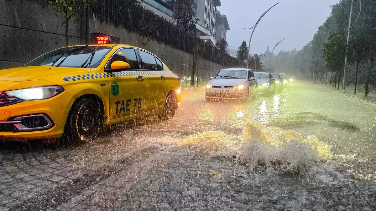 Das Wasser in den Straßen von Istanbul sprudelt aus der Kanalisation. (Archivbild) - Bild: Omer Hamza Yildiz/Dia Photo/AP/dpa