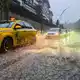 Das Wasser in den Straßen von Istanbul sprudelt aus der Kanalisation. (Archivbild) - Bild: Omer Hamza Yildiz/Dia Photo/AP/dpa