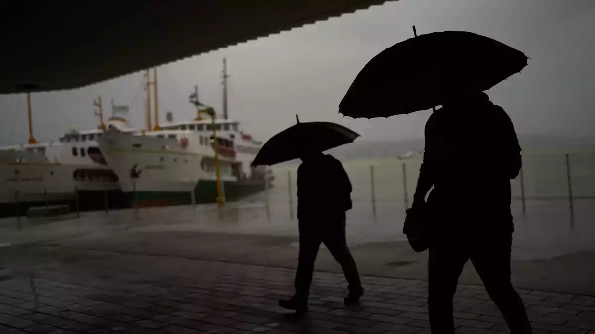 Auch der Verkehr in Istanbul war durch das Unwetter eingeschränkt. - Bild: Francisco Seco/AP/dpa