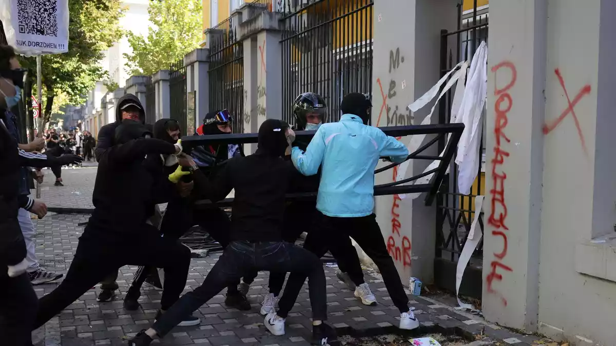 Vermummte Demonstranten versuchten, ein Tor am Bildungsministerium zu durchbrechen. (Archivbild) - Bild: Hameraldi Agolli/AP/dpa