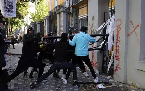 Vermummte Demonstranten versuchten, ein Tor am Bildungsministerium zu durchbrechen. (Archivbild) - Foto: Hameraldi Agolli/AP/dpa