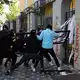 Vermummte Demonstranten versuchten, ein Tor am Bildungsministerium zu durchbrechen. (Archivbild) - Bild: Hameraldi Agolli/AP/dpa