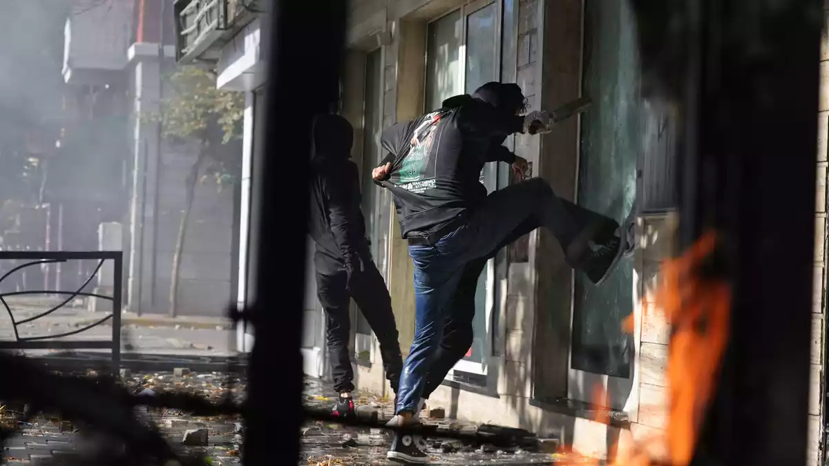 Bei Protesten Studierender gegen die Bildungspolitik in Albanien kam es zu Gewalt. - Bild: Hameraldi Agolli/AP/dpa
