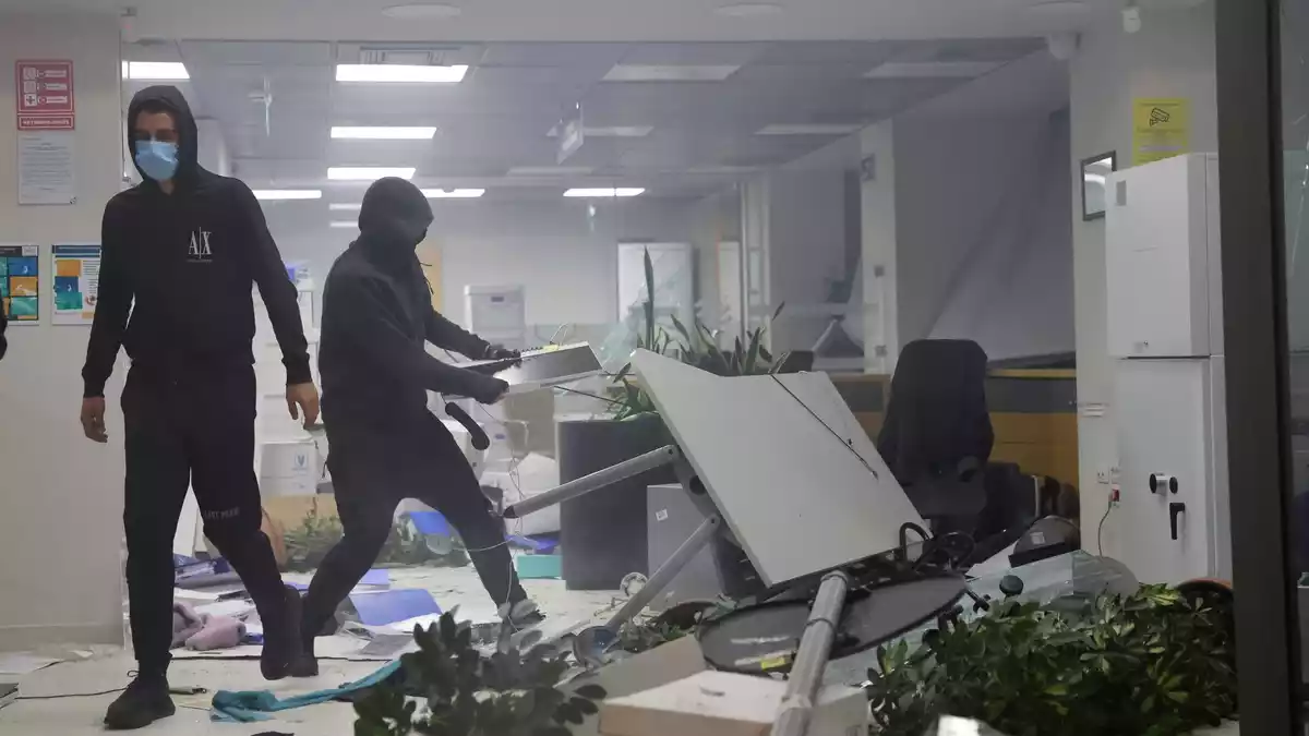 Bei den Protesten Studierender gegen die Bildungspolitik in Tirana kam es zu Verwüstungen. (Archivbild) - Bild: Hameraldi Agolli/AP/dpa