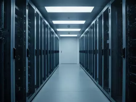 Ein moderner, minimalistischer Serverraum mit blauer Beleuchtung und sauberen architektonischen Linien. - Foto: über boerse-global.de