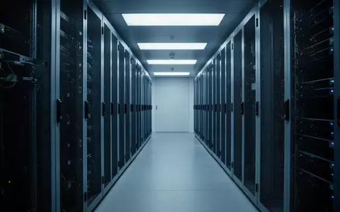 Ein moderner, minimalistischer Serverraum mit blauer Beleuchtung und sauberen architektonischen Linien. - Foto: über boerse-global.de
