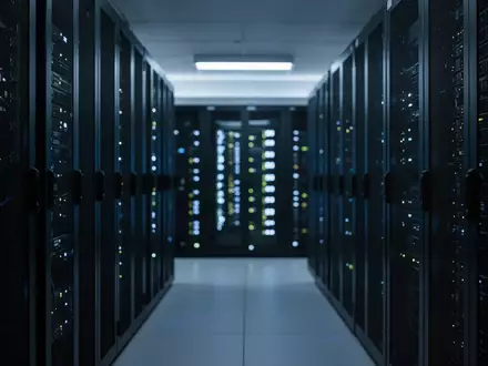 Modernes Server-Rechenzentrum mit blauer Beleuchtung zur Symbolisierung von digitaler Sicherheit und Datenverarbeitung. - Foto: über boerse-global.de
