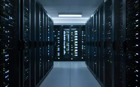 Modernes Server-Rechenzentrum mit blauer Beleuchtung zur Symbolisierung von digitaler Sicherheit und Datenverarbeitung. - Foto: über boerse-global.de