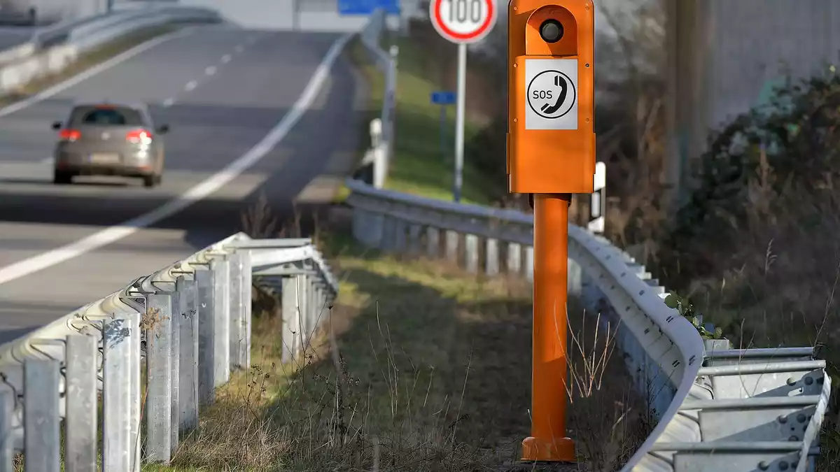 Rund 17.000 Notrufsäulen gibt es an den Autobahnen. (Archivbild) - Bild: Michael Bahlo/GDV DL/dpa-tmn