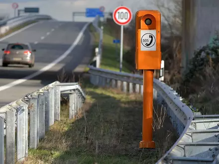 Rund 17.000 Notrufsäulen gibt es an den Autobahnen. (Archivbild) - Foto: Michael Bahlo/GDV DL/dpa-tmn