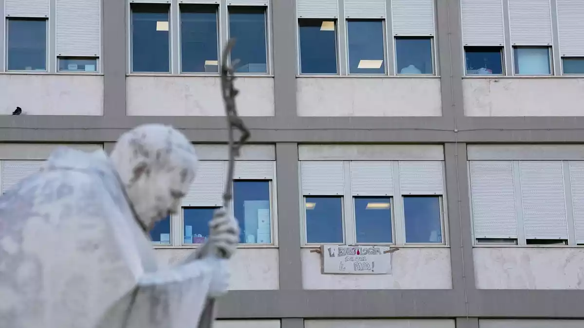 Nach der Operation an der Lunge des Papstes stehen wichtige Befunde noch aus.  - Bild: Alessandra Tarantino/AP/dpa