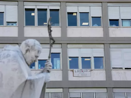 Nach der Operation an der Lunge des Papstes stehen wichtige Befunde noch aus.  - Foto: Alessandra Tarantino/AP/dpa