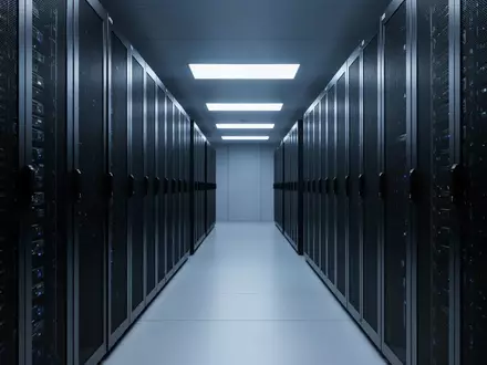 Ein moderner, minimalistischer Serverraum mit dunklen Serverracks in kühler blauer Beleuchtung. - Foto: über boerse-global.de