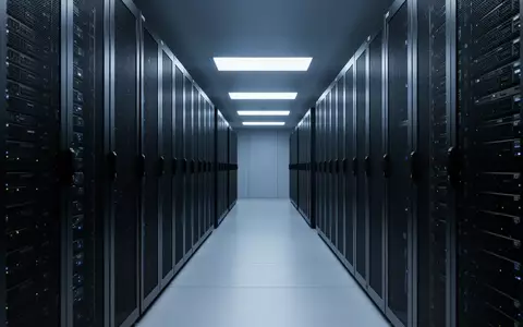 Ein moderner, minimalistischer Serverraum mit dunklen Serverracks in kühler blauer Beleuchtung. - Foto: über boerse-global.de