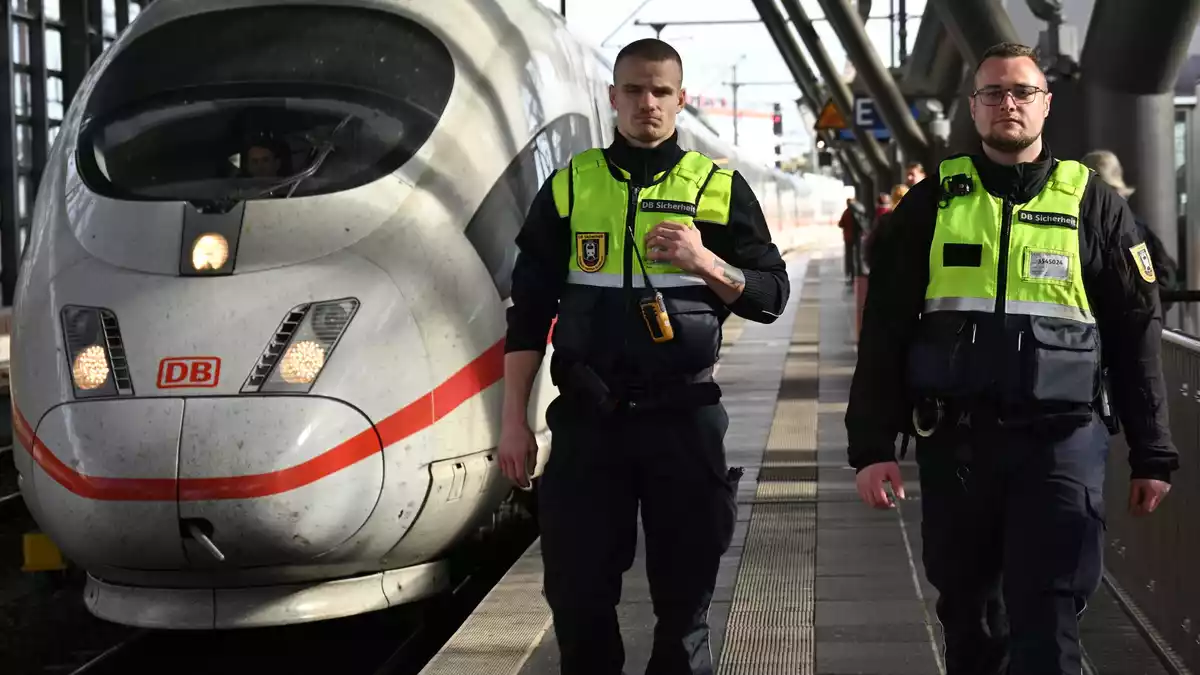 Sicherheitskräfte der DB kontrollieren das Alkoholverbot an den konzerneigenen Bahnhöfen. - Bild: Martin Schutt/dpa