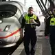 Sicherheitskräfte der DB kontrollieren das Alkoholverbot an den konzerneigenen Bahnhöfen. - Bild: Martin Schutt/dpa
