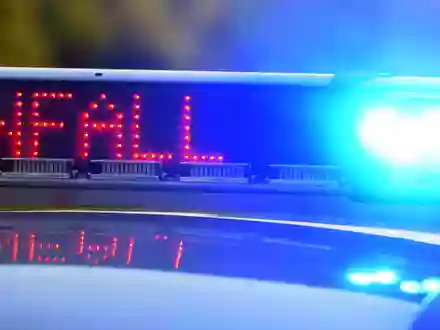Der Lkw-Fahrer wurde bei dem Unfall nach Polizeiangaben nicht verletzt. (Symbolbild) - Foto: Stefan Puchner/dpa
