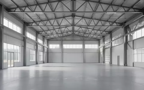 Eine moderne, weitläufige Industriehalle mit Betonboden und hohen Decken in einer Fabrik in Oregon. - Foto: über boerse-global.de