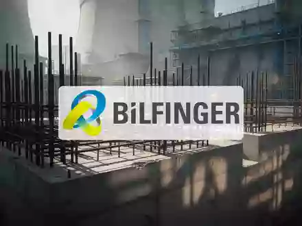 Moderne industrielle Baustelle eines Kernkraftwerks mit Stahlarmierungen und Betonstrukturen in atmosphärischem Licht. - Foto: über boerse-global.de