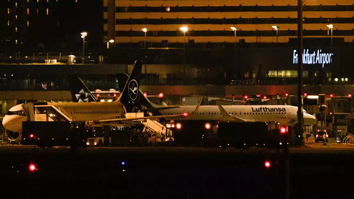Lufthansa schont die Kerosin-Lager in Frankfurt.  - Bild: Ardavan Safari/dpa