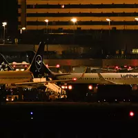 Lufthansa schont die Kerosin-Lager in Frankfurt.  - Foto: Ardavan Safari/dpa