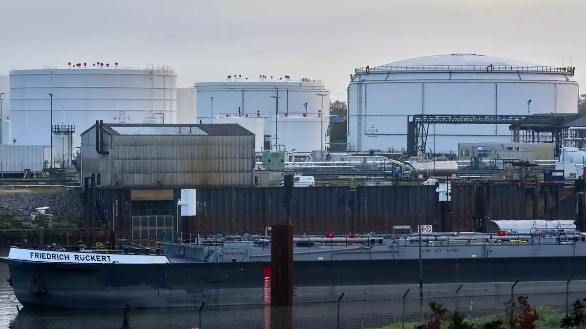 Über das Tanklager am Main in Kelsterbach kommt sonst mehr Kerosin zum Flughafen.   - Bild: Thomas Frey/dpa