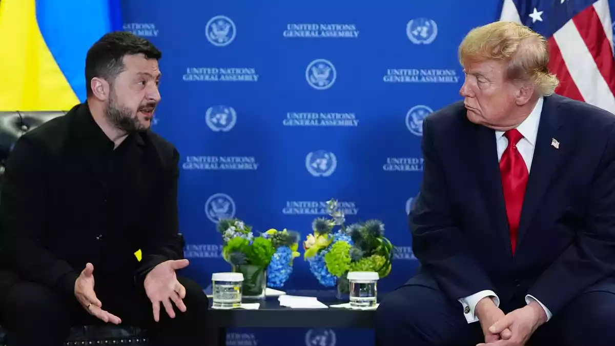 Erhöht der US-Präsident Donald Trump mit einer geringeren Weitergabe von Aufklärungsdaten und einer Starlink-Drosselung den Druck auf den ukrainischen Präsidenten Wolodymyr Selenskyj? (Archivbild) - Bild: Julia Demaree Nikhinson/AP/dpa