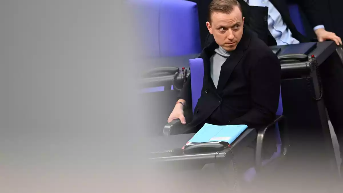 Gegen den 33-jährigen Ahmetovic werde wegen des Tatvorwurfs der Beihilfe zu wettbewerbsbeschränkenden Absprachen bei Ausschreibungen in Tateinheit mit Verletzung von Geschäftsgeheimnissen ermittelt, sagte ein Sprecher der Staatsanwaltschaft Hannover der Deutschen Presse-Agentur. (Archivbild) - Bild: Michael Brandt/dpa