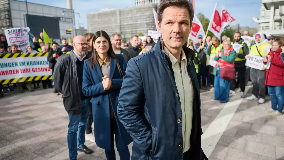 Steffen Krach (SPD) ist heute Fraktionsvorsitzender der SPD-Fraktion im Berliner Abgeordnetenhaus und steht vor dem Beginn der Sondierungsgespräche für eine Regierungsbildung aus Linken, Grünen und SPD. Die Vorwürfe trafen ihn kurz vor der Wahl zur Unzeit. - Bild: Sebastian Christoph Gollnow/dpa