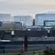 Über das Tanklager am Main in Kelsterbach kommt sonst mehr Kerosin zum Flughafen.   - Bild: Thomas Frey/dpa