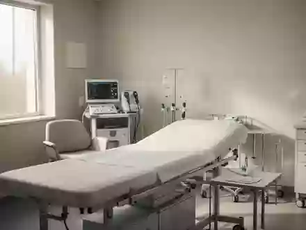 Ein heller, moderner Behandlungsraum in einer Klinik mit medizinischer Ausstattung in neutralem Licht. - Foto: über boerse-global.de