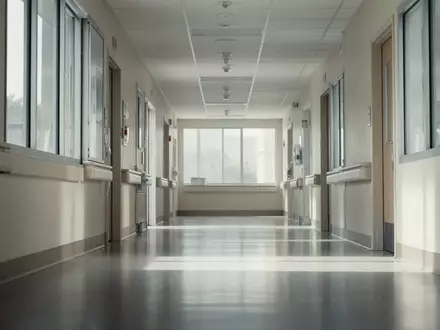 Ein heller, moderner Krankenhausflur mit natürlichem Lichteinfall und einer ruhigen, sterilen Atmosphäre. - Foto: über boerse-global.de