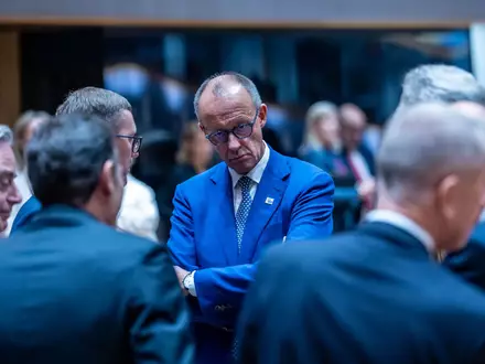 Keine Einigung in Sicht: Kanzler Merz will die Belastung für Deutschland niedrig halten. - Foto: Michael Kappeler/dpa