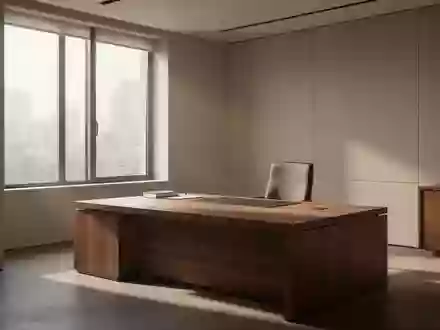 Ein helles, ruhiges Büro mit einem Holztisch und minimalistischem Interieur bei natürlichem Lichteinfall. - Foto: über boerse-global.de