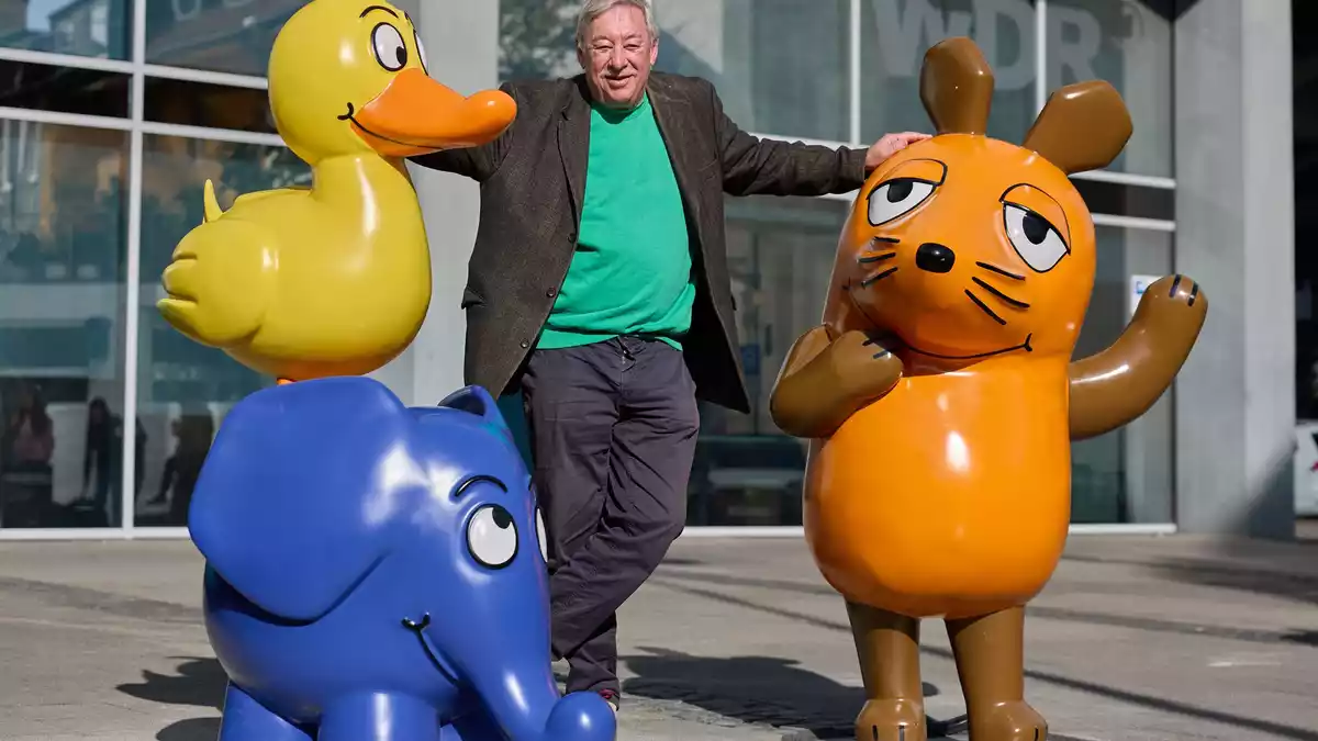 «Sendung mit der Maus»-Moderator Christoph Biemann begrüßte Elefant und Ente neben der Maus. - Bild: Rolf Vennenbernd/dpa