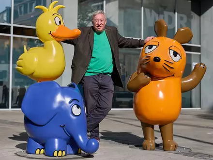 «Sendung mit der Maus»-Moderator Christoph Biemann begrüßte Elefant und Ente neben der Maus. - Foto: Rolf Vennenbernd/dpa