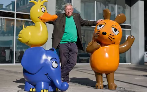 «Sendung mit der Maus»-Moderator Christoph Biemann begrüßte Elefant und Ente neben der Maus. - Foto: Rolf Vennenbernd/dpa