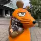 Nach dem Brandanschlag im Juli 2025 wurde die Maus von Fans mit Pflastern verarztet. (Archivbild) - Bild: Jonas-Erik Schmidt/dpa