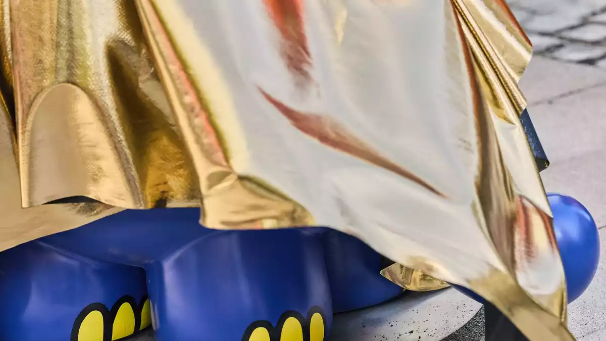 Kurz vor der Enthüllung ließ sich schon erahnen, wer der Maus künftig zur Seite stehen wird. - Bild: Rolf Vennenbernd/dpa